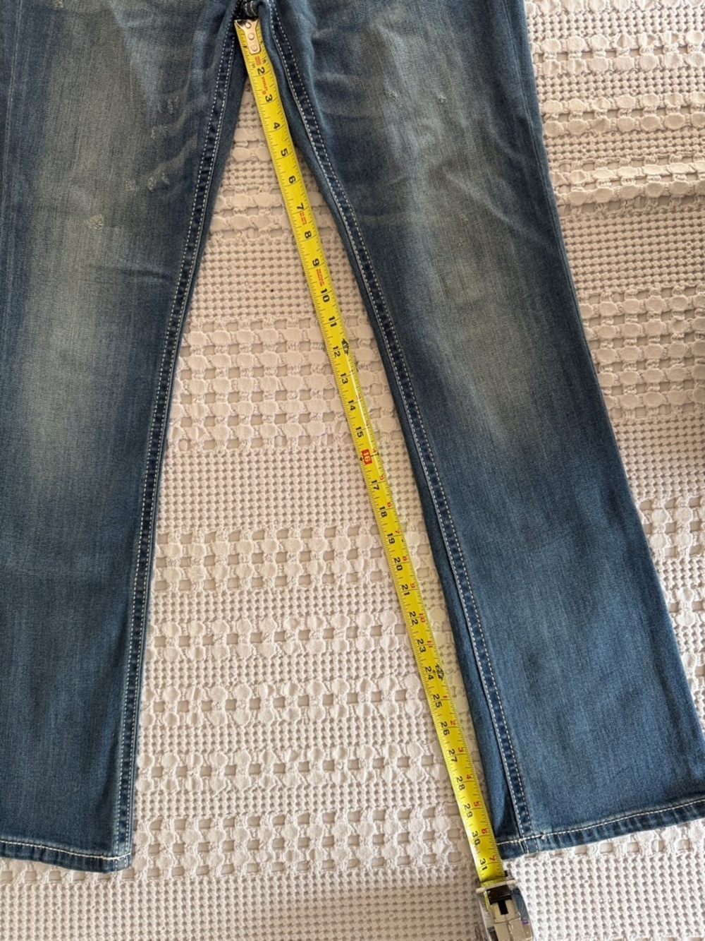 Express Women’s Barely Boot Stretch Jeans in Faded Blue Wash - Picture 3 of 5